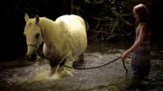Mia mit Charly im Wasser: So sollen sich die Gelenke des Pferdes abkühlen.