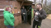 Die alte Hütte von Opa ist in einem desolaten Zustand. Lausi (33, li.), Paddy (39, re.) machen sich motiviert an die Arbeit, um die Hütte wieder bewohnbar zu machen.
