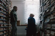 Zurück in Dänemark arbeitet Nora Sand (Marie Sandø Jondal) für die Zeitung ihres Onkels Olav (Mogens Holm) und versucht ihn davon zu überzeugen, dass sie die Akten des alten Falls einsehen kann.