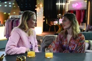 Nathalie (Amrei Haardt, r.) fragt sich, ob sie sich Matteo mit ihrer Geschichte anvertrauen kann. Links Isabelle (Ania Niedieck)