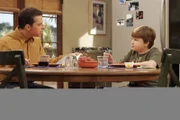 Für seine mangelhaften Leistungen erfindet Jake (Angus T. Jones, r.) eine Menge kreativer Ausreden um keine Strafe von Alan (Jon Cryer, l.) zu erhalten ...