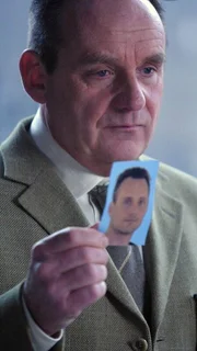 Capt. Brass (Paul Guilfoyle) sucht im Umfeld der Kampfroboterszene nach Hinweisen, die zu Cutlers M&ouml;rder f&uuml;hren.