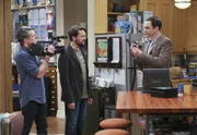 Eigentlich soll er mit Adam Nimoy (l.) und Wil Wheaton (M.) für eine Dokumentation über Star Trek reden, doch dann wartet Sheldon (Jim Parsons, r.) mit einem spontanen Gefühlsausbruch auf ...
