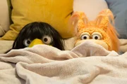 Rudi (Lennart Morgenstern) und Ella (Anna Menzel) bangen um das arme Schneewittchen, denn sie schauen sich gemeinsam ein aufregendes Märchen an.