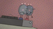 Die beiden Mäusekinder haben schnell gelernt, wie die Fernbedienung von Lenas Fernseher funktioniert.