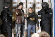 In Begleitung des SEK überraschen Ben (Tom Beck, 2.v.li.) und Semir (Erdogan Atalay, 2.v.re.) die Dealer von lebensgefährlichen Medikamenten-Kopien aus Asien auf frischer Tat...
