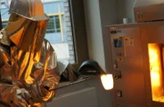 Martin Groß hantiert an der TU Bergakademie in Freiberg mit heißem Glas.