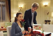 ARD STURM DER LIEBE FOLGE 1229, Lena (Johanna Bönninghaus, l.) und Robert (Lorenzo Patané, r.) tanzen während der Spendengala miteinander.
