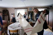 Die Seto nehmen ihre Kulte und Traditionen sehr ernst: Auch selbst hergestellte Kostüme sind dabei wichtig.