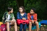 Maxi (Kiana Ben Attou, Mitte) und Luna (Marilou Weilandt, links) haben gänzlich unterschiedliche Ansprüche an den Sportunterricht. Rechts neben Maxi Karl (Lance Gernot Simon).