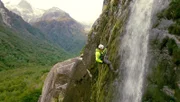 Isai Madrice beim Abstieg im Wasserfall