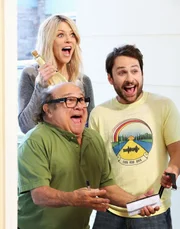 Frank Reynolds (Danny DeVito, l.); Charlie Kelly (Charlie Day ,r.); Dee Reynolds (Kaitlin Olson, hinten)