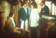 Amanda (Kate Jackson, 2.v.r.) und Dr. Tucker (Jason Wingreen, l.) werden im Keller des Nobelhotels "Cumberland" gefangen gehalten.