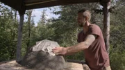 Johnny Rolfe baut einen Ofen aus natürlichen Materialien. (National Geographic)