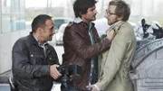Semir (Erdogan Atalay, l.) und Ben (Tom Beck, M.) wollen von dem Paparazzo Johnen (Hendrik von Bülzingslöwen) wissen, wo und wann er das Foto mit dem Gangster geschossen hat.