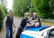 Pete (Gunter Ziegler, l.) muss mit ansehen, wie Clemens (Falk-Willy Wild, l.) von der Polizei (Komparsen) festgenommen wird.