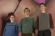 Auf dem Weg vom Einkaufen entdecken Malcolm (Frankie Muniz, M.), Reese (Justin Berfield, r.) und Dewey (Erik per Sullivan, l.) eine Reklametafel mit einer Striptease-Tänzerin, die sie völlig fasziniert. Als sie zu Hause von Lois gesagt bekommen, sie sollen endlich mal was Kreatives machen, entscheiden sie sich, auf diese Reklametafel zu klettern, um diese zu besprühen ... Auf dem Weg vom Einkaufen entdecken Malcolm (Frankie Muniz, M.), Reese (Justin Berfield, r.) und Dewey (Erik per Sullivan, l.) eine Reklametafel mit einer Striptease-Tänzerin, die sie völlig fasziniert. Als sie zu Hause von Lois gesagt bekommen, sie sollen endlich mal was Kreatives machen, entscheiden sie sich, auf diese Reklametafel zu klettern, um diese zu besprühen ...