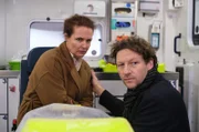 Kevin Eckerts (Thomas Unger) Frau Marion (Anja Schiffel) hat sich die Schulter verletzt. Marion leidet an paranoider Schizophrenie. Wenn sie in eine ungewohnte Situation gerät, wird sie von Angst- und Wahnzuständen versetzt. Kevin versucht seine Frau seit geraumer Zeit behutsam zu überreden, aus dem Krankenwagen zu steigen.