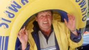 Die Fährte des Hasen hat die Jagdgesellschaft auf den Platz gelockt. Die Camper haben Reißaus genommen und auch Benno (Willi Thomczyk) versteckt sich unter einem Paddelboot...