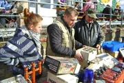 Trödelprofi Otto Schulte (Mitte) mit Andreas (re.) und dessen Tochter Angelique (li.) auf dem Flohmarkt