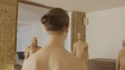 Er ist identitätsprägend: der Penis. Doch braucht es immer einen Penis, um ein Mann zu sein? Welche Probleme kann er mit sich bringen? Der Film begleitet drei Männer, die über ihr Verhältnis zum Penis berichten. Einer besucht einen Workshop für ein besseres Körpergefühl.