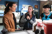 Versuchen, mit Hilfe von Miranda Pennebaker (Alex Kingston, M.) einen neuen Fall zu lösen: Abby (Pauley Perrette, r.) und Ziva (Cote de Pablo, l.) ...