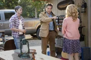 Magnolia (Claudia Lee, r.) möchte unbedingt mehr Zeit mit Wade (Wilson Bethel, l.) verbringen und wiedersetzt sich dafür sogar den Regeln ihres Vaters Brick (Tim Matheson, M.) ...