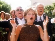 Mark (Dick Van Dyke, r.) feiert mit Bill Stratton (Robert Vaughn, l.) und seiner Frau Jennifer (Kate McNeil, M.) deren ersten Hochzeitstag.