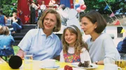 Marijke Amado moderiert auf dem Kinderfest eine "Kinder-Playback-Show" für die Waisenkinder. Bea (Isabelle von Siebenthal, r.) und Iris (Jana Kilka, M.) freuen sich riesig über den prominenten Gast!