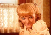 Vergeblich versucht Nellie (Alison Arngrim) den ungestümen Perley zu bezaubern, denn der junge Mann interessiert sich nur für Pferderennen.