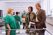 Dr. Reiter (Sarah Camp, l.) hat die Leiche obduziert und gibt den beiden Kommissaren (Elena Uhlig, M.; Henning Baum, r.) Auskunft.