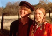 Wird Barnim das Rennen gewinnen? Perley (Charles Bloom, l.) und Laura (Melissa Gilbert, r.) beobachten das Pferd beim Training.
