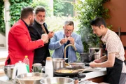 v.l.n.r.: Die Juroren Manu Feildel, Matt Preston, Gary Mehigan und Thanh von Team Vietnam