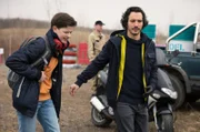 Cosmo (Max Bär, li.) geht es nicht gut, doch er spielt es herunter. Rallyefahrer Ali Günez (Ferdi Özten, re.) bringt ihn in die Sachsenklinik.