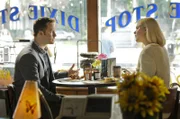 Als George (Scott Porter, l.) seine Eltern zu seiner Ehren-Party einladen möchte, ist Lemon (Jaime King, r.) alles andere als begeistert.