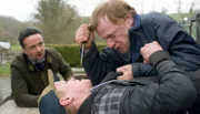 Inspector Tom Mathias (Richard Harrington, li.) bekommt es mit verrohten Männern zu tun: dem Afghanistan-Veteran John Bell (Mark Lewis Jones, re.) und dessen vorbestraften Mitbewohner Gary Pearce (Tom Thys Harries).