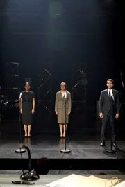 l-r: Nicolette Krebitz als Zeugin 5, Elisabeth Duda als Zeugin 4, Arno Frisch als Zeuge 3