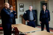 Sie versuchen fieberhaft Severide zu finden, v.li.: Joe Minoso als Joe Cruz, Hanako Greensmith als Violet Mikami, David Eigenberg als Christopher Herrmann, Miranda Rae Mayo als Stella Kidd