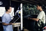 Reese (Justin Berfield, r.) will Malcolm (Frankie Muniz, l.) davon überzeugen, dass er nur Schrott und keinen wertvollen Computer in den Händen hält.