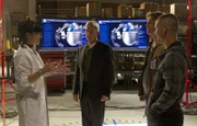 Versuchen alles, um gemeinsam einen Fall zu lösen: Gibbs (Mark Harmon, 2.v.l.), Marine Sergeant Evan Westcott (Glen Powell, r.), Kapitän Wescott (Brad Beyer,2.v.r.) und Abby (Pauley Perrette, l.) ...