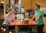 Versuchen, Sheldon auf andere Gedanken zu bringen: Penny und Leonard.
