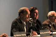 Ferdinand Möbius (Michael Mendl, l.) neben Franz Josef Strauß (Peter Rappenglück, m.) beim Treffen der Atomkommission.