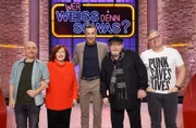 Moderator Kai Pflaume (M.) und seine Rateteam-Kapitäne Bernhard Hoëcker (l.) und Elton begrüßen in dieser Sendung die Schauspielerin Brigitte Grothum (2.v.l.) und den Schauspieler Walter Plathe (2.v.r.).