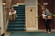 Während Sheldon (Jim Parsons, l.) von der Universität gezwungen wird, seinen Urlaub zu nehmen, aber mit sich in der freien Zeit nichts anzufangen weiß, schmeißt Penny (Kaley Cuoco, r.) ihren Job in der Cheesecake Factory hin, um sich nur noch auf ihre Schauspielkarriere zu konzentrieren ...
