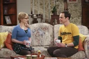 Nachdem Amy mit ihm Schluss gemacht und Penny ihm Leonard weggenommen hat, sucht Sheldon (Jim Parsons, r.) Rat bei der letzten verbliebenen weiblichen Freundin in seinem Leben: Bernadette (Melissa Rauch, l.) ...