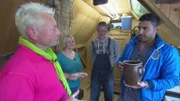 Thiomas hat sich entschlossen seinen Trödel zu verkaufen. Wie er das angehen soll, weiß der 47-Jährige jedoch nicht. Deshalb ruft er den RTL II-Verkaufsexperten Sükrü Pehlivan zu Hilfe.