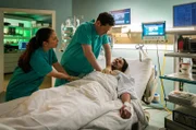Bevor weitere Untersuchungen vorgenommen werden konnten, erleidet Yaris Sujan (Richard Manualpillai, liegend) einen Herzstillstand. Dr. Philipp Brentano (Thomas Koch, mi.) und Oberschwester Arzu Ritter (Arzu Bazman, li.) versuchen alles, um sein Leben zu retten.