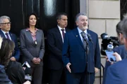 FBI SAC Isobel Castille (Alana De La Garza, l.); Senator David Becker (Saul Rubinek, r.)