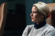 In ihrer alten Redaktion in England muss sich Nora Sand (Marie Sandø Jondal) zu den Vorwürfen äußern, bei einem großen Fall ein Verhältnis mit einer ihrer Quellen gehabt zu haben.