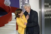 Steffi (Karin Kienzer, l.) stützt Robert (Mathieu Carrière, r.), als er nach einer Auseinandersetzung mit Gerrit die Treppe heruntergestürzt ist ...
